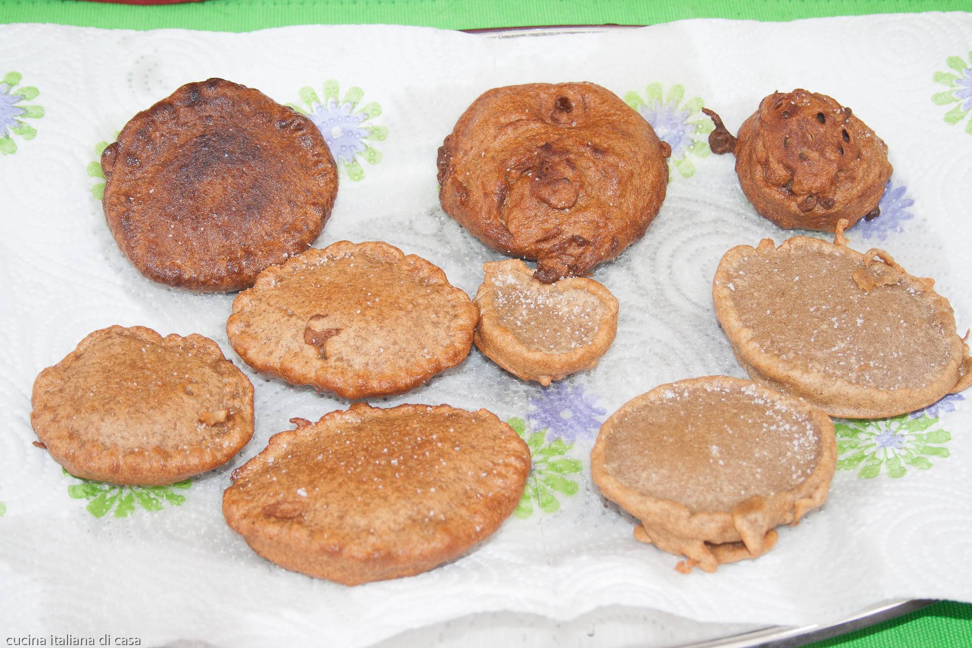 frittelle castagne scolano su carta assorbente