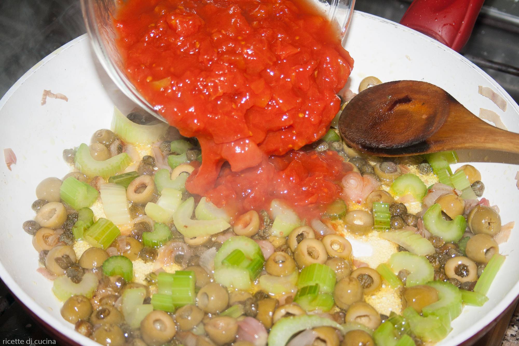 aggiungere pomodoro a olive e sedano
