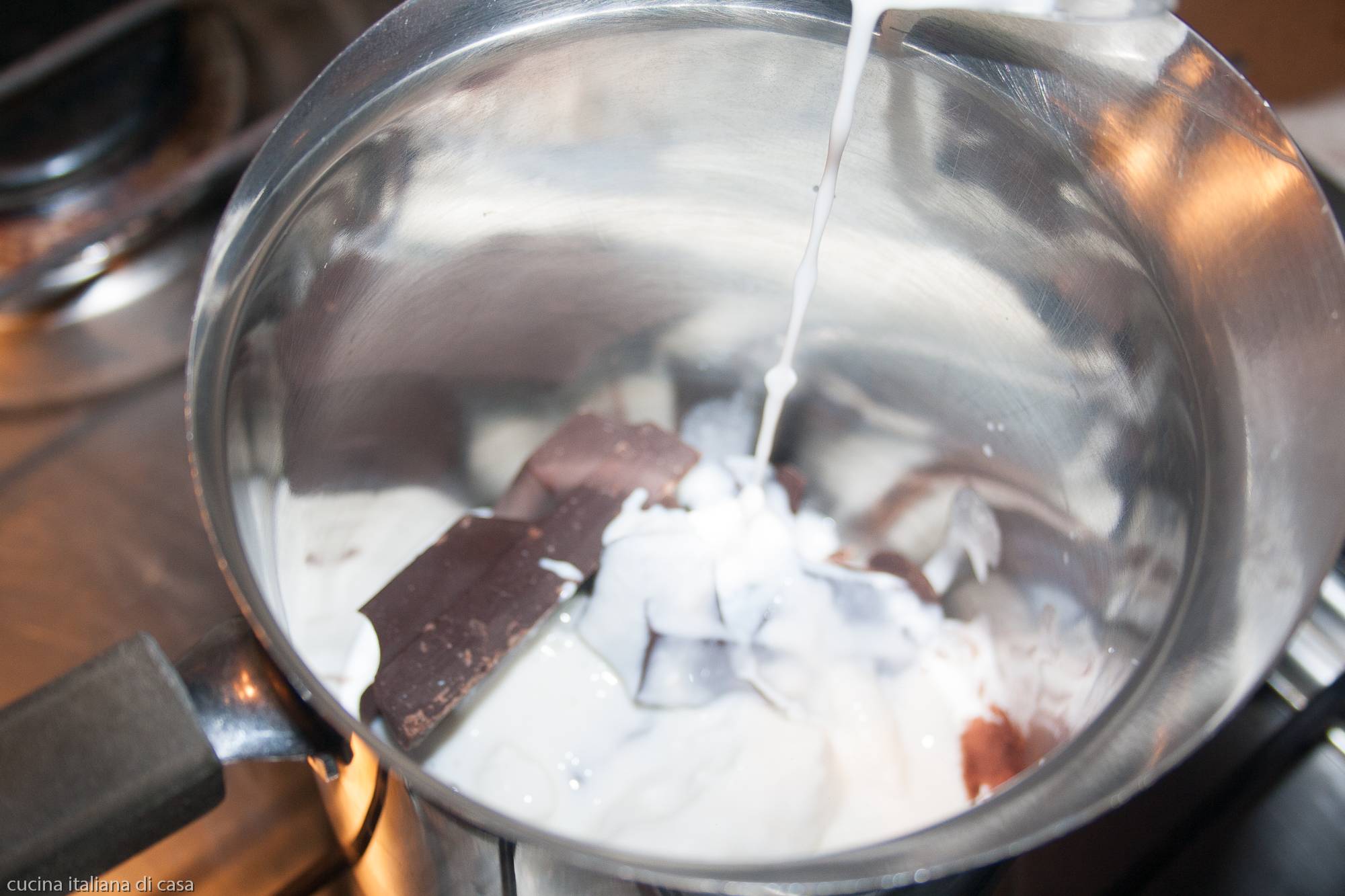 aggiungere panna a cioccolato in contenitore