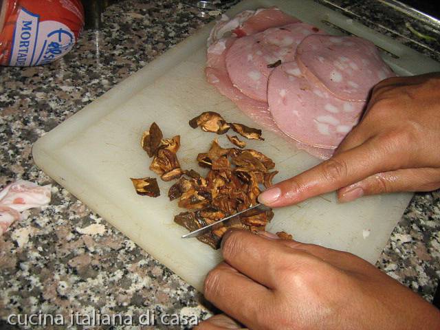 tagliare funghi a pezzetti