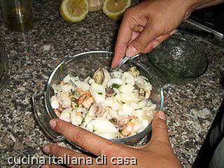 aggiungere prezzemolo per l'insalata di mare