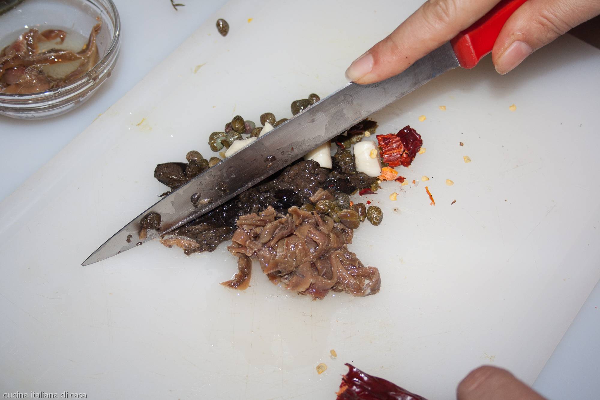 coltello taglia capperi olive acciughe