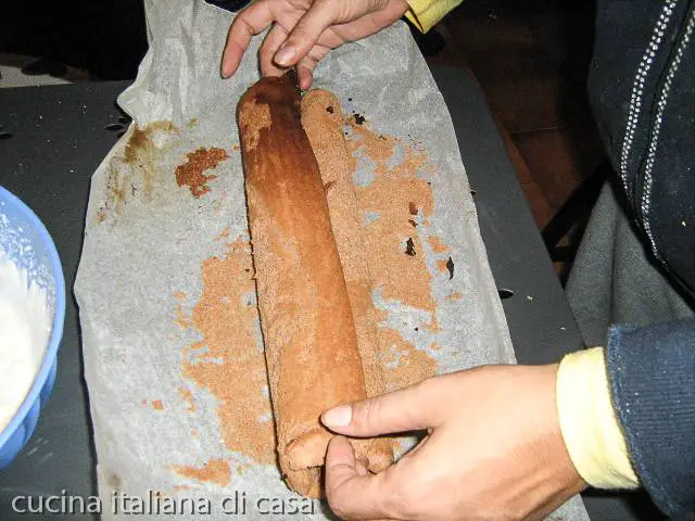 rotolo pan di spagna al cacao per tronchetto di Natale