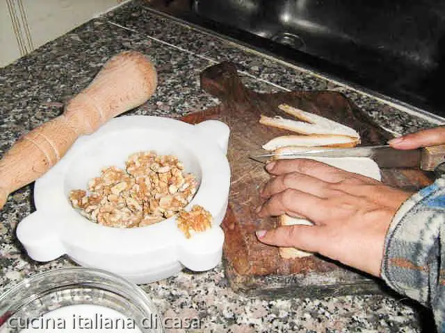 togliere crosta da pane a cassetta