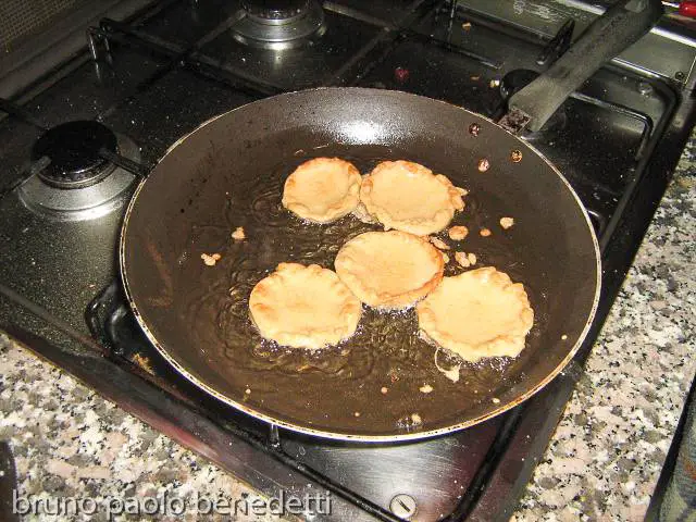 frittelle di castagne che cuociono