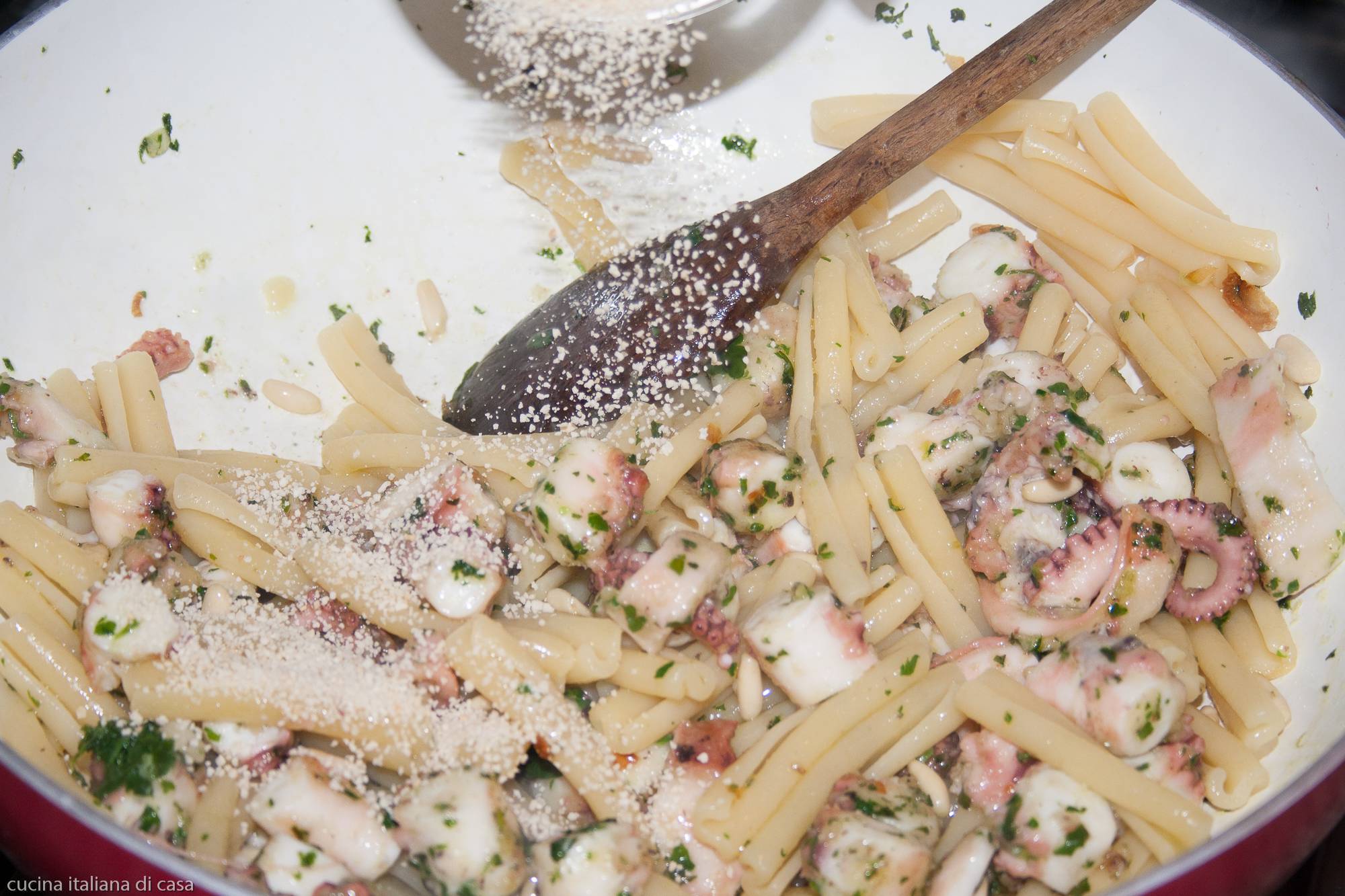 aggiungere pane grattato alla pasta con il polpo