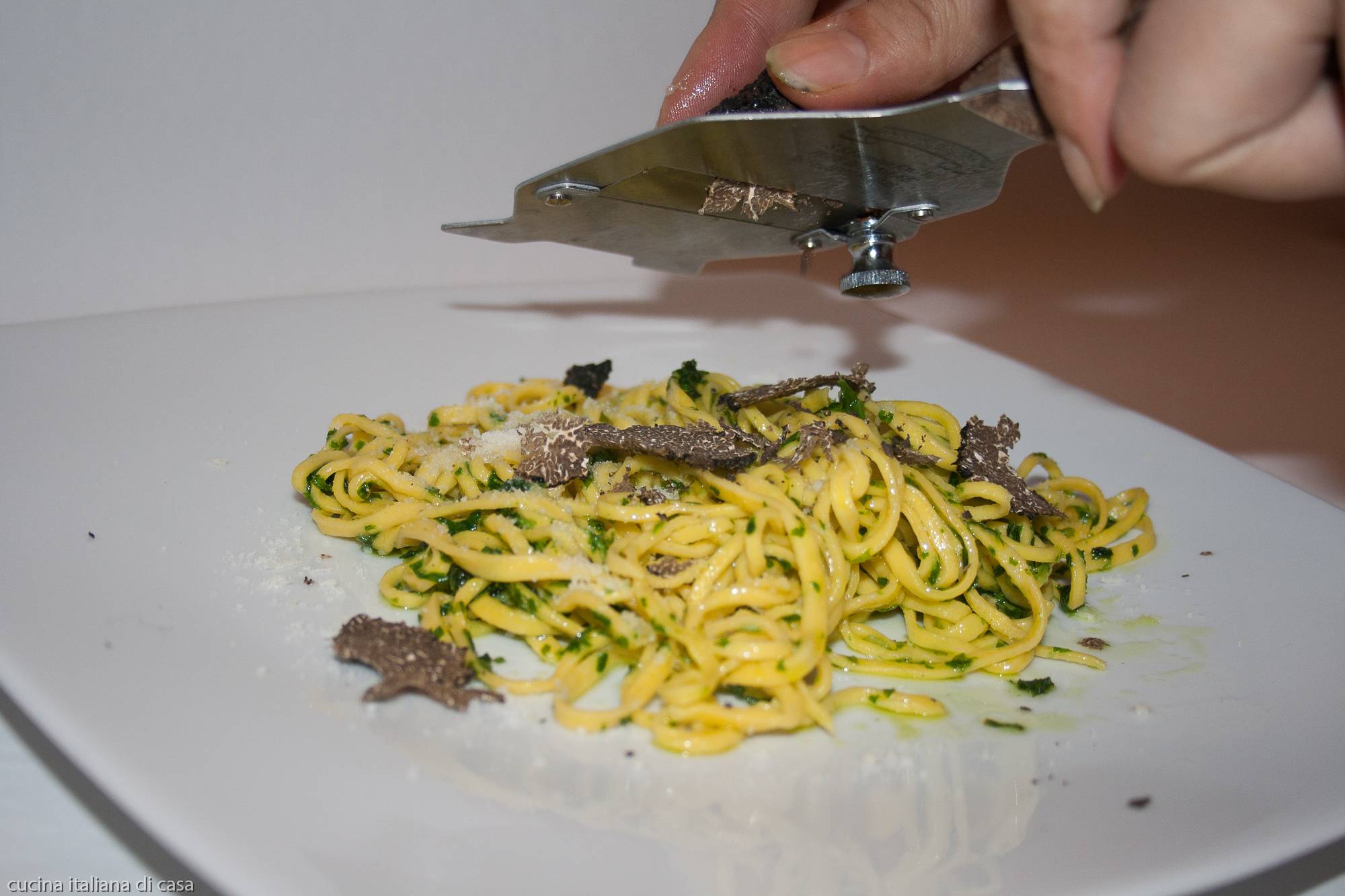 tagliare scaglie tartufo