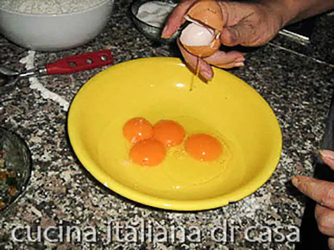 tuorli d'uovo e uovo