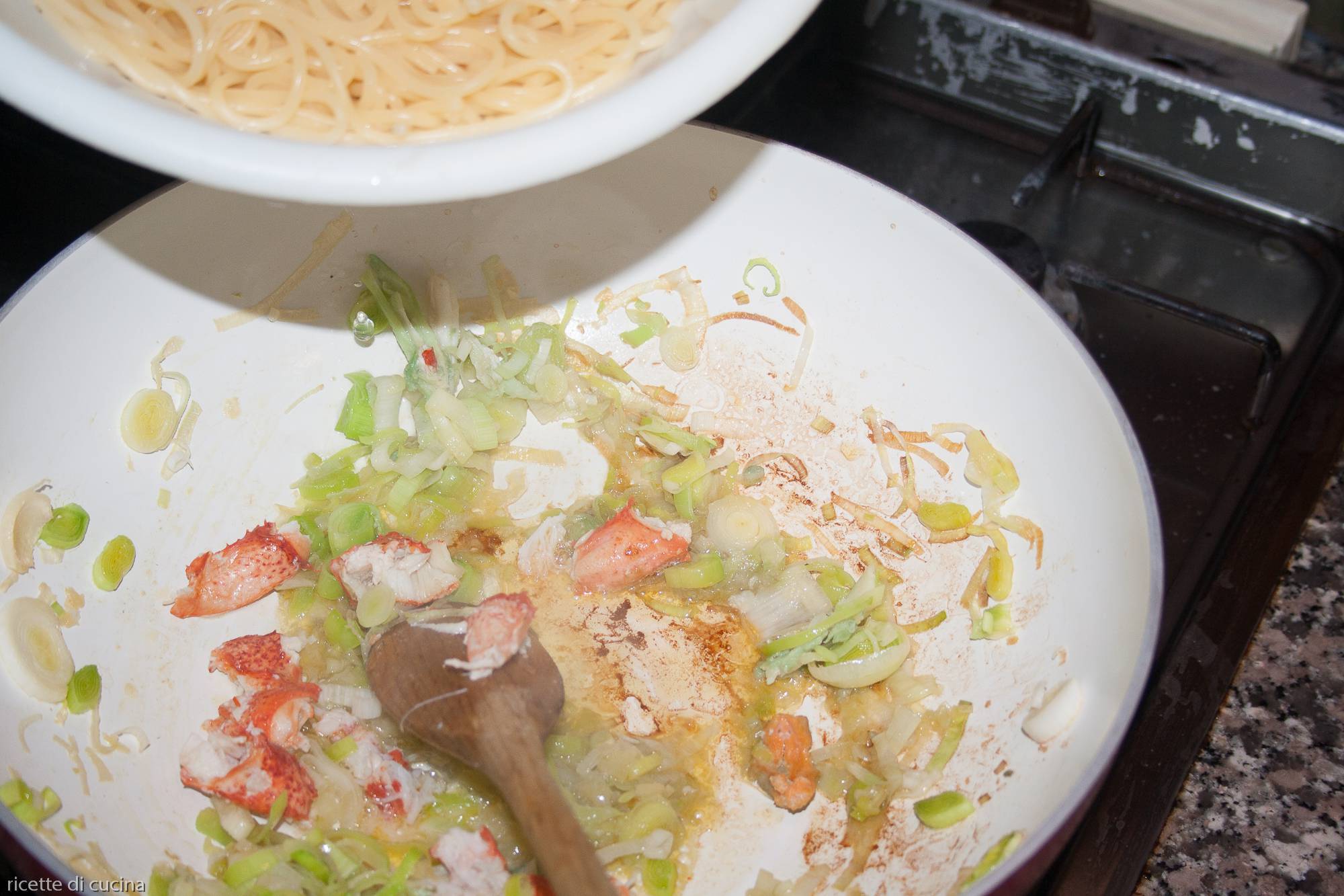 spaghetti aggiunti a sugo