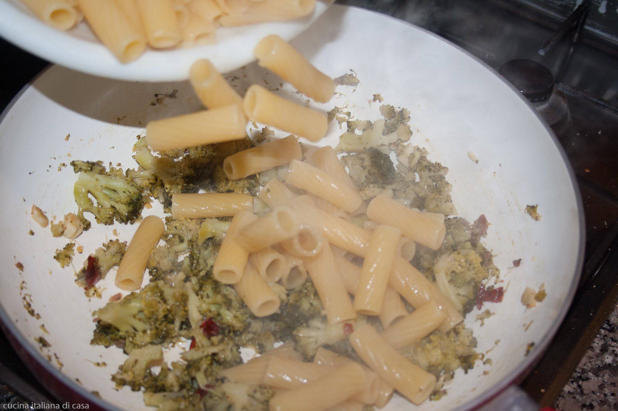 saltare pasta in sugo con broccoli