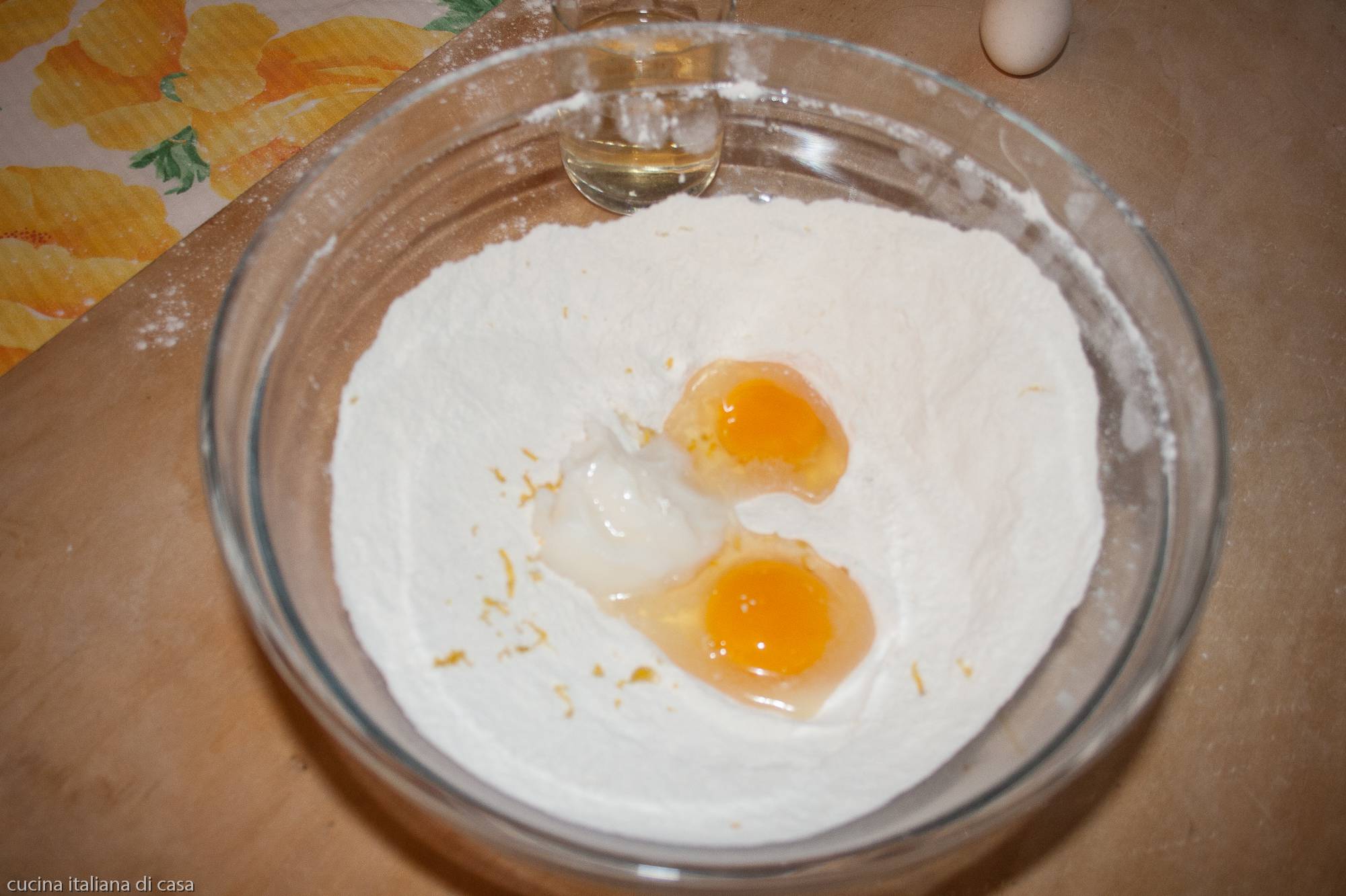 aggiungere uova e strutto