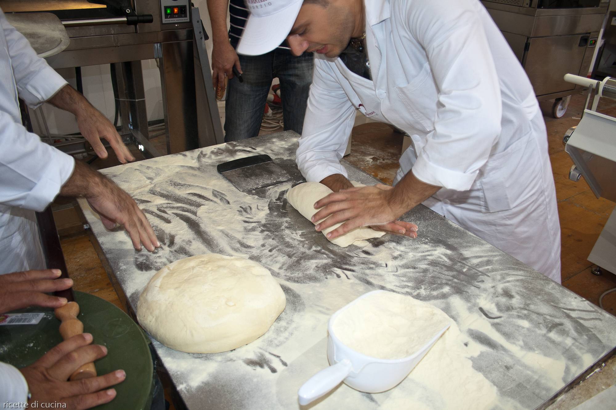 fare forma pane con avambraccio