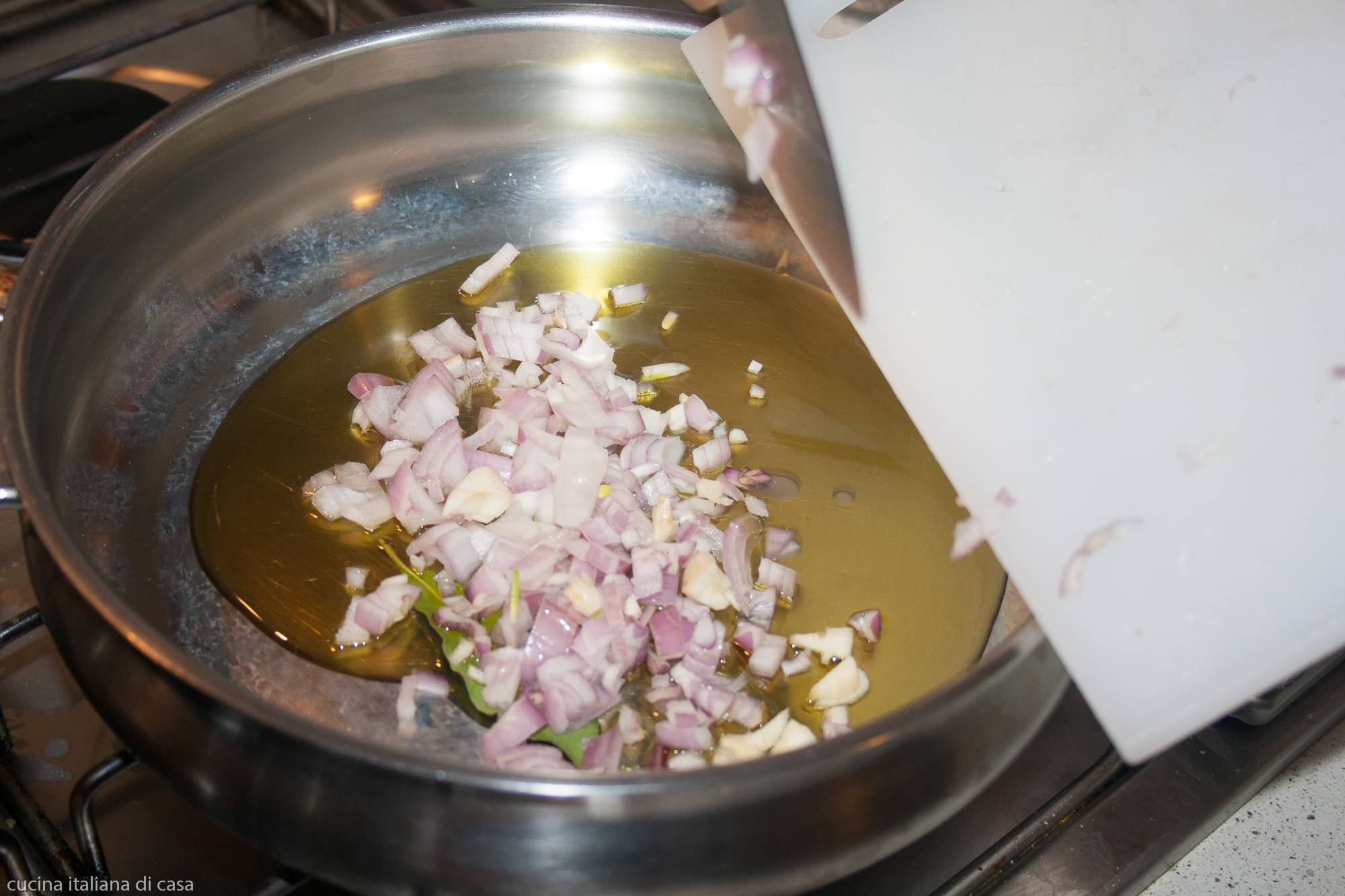 aggiungere in tegame da tagliere