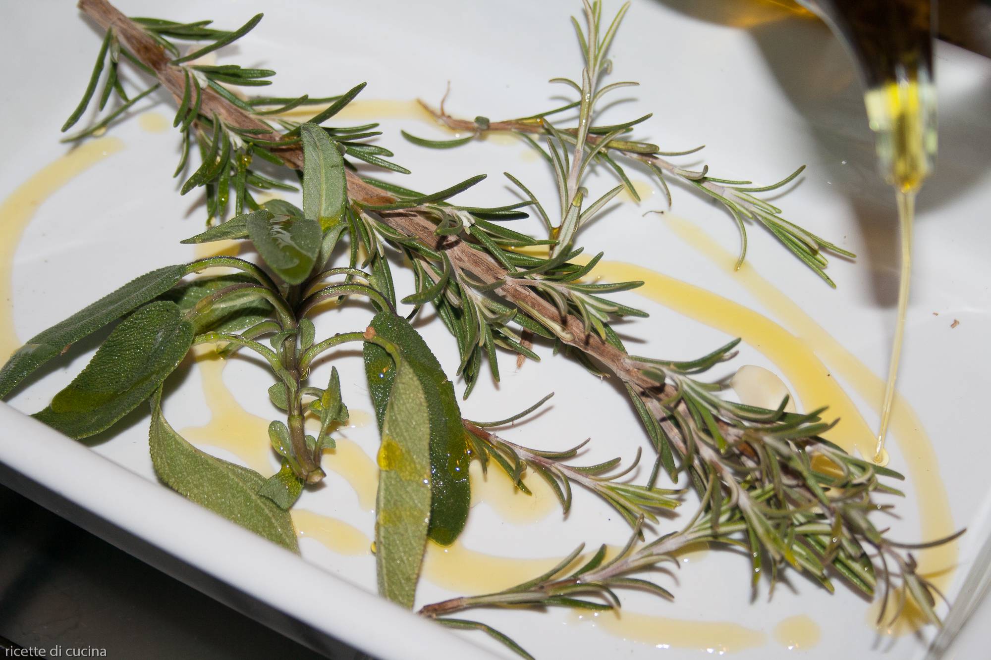 tegliada forno con salvia rosmarino e olio