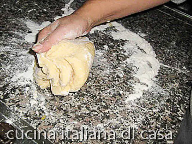 lavorare pasta panettone milanese