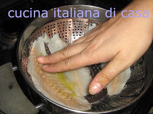 ungere filetti di orata con dita