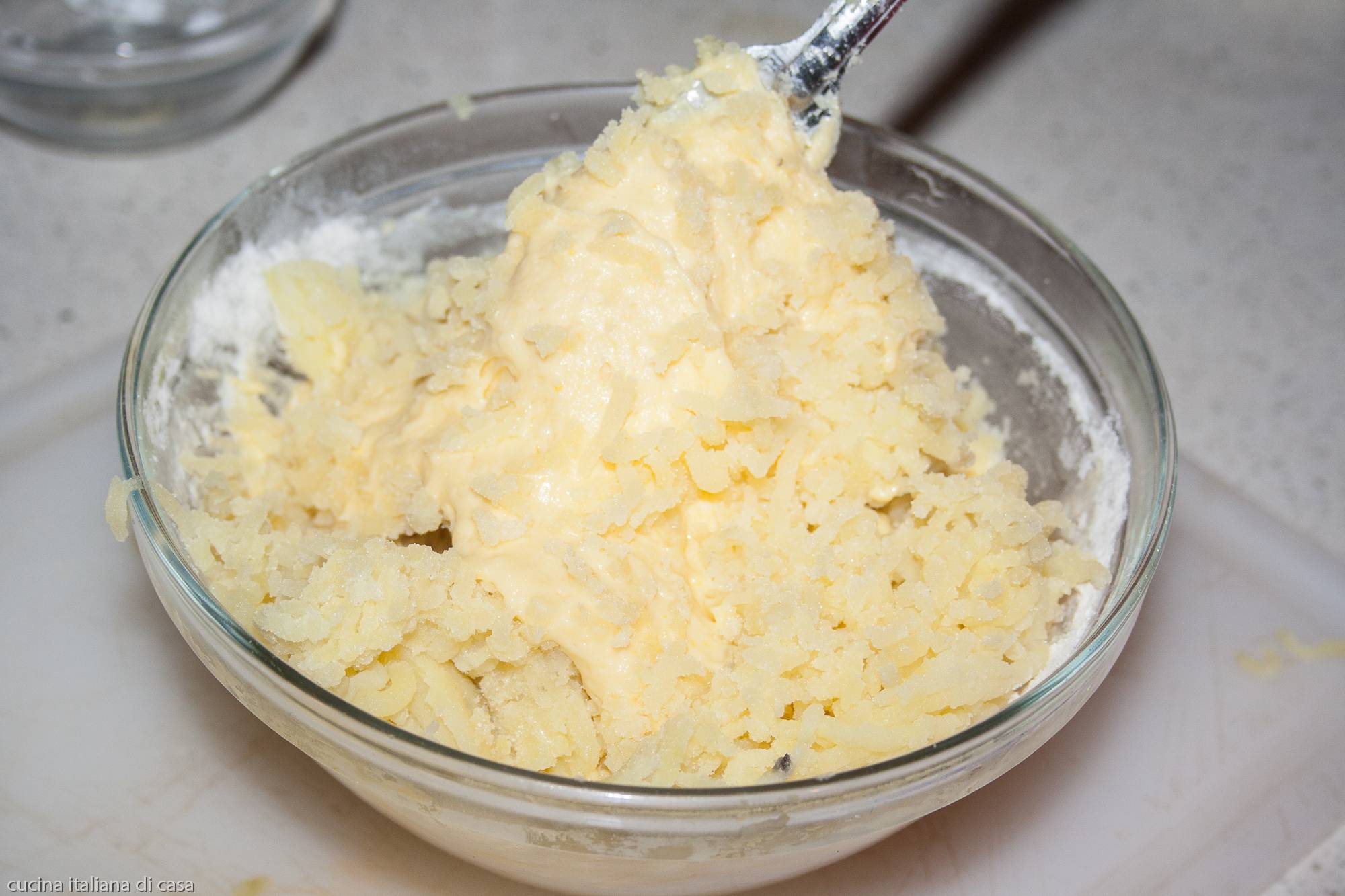 impastare pastella per graffe napoletane con patate