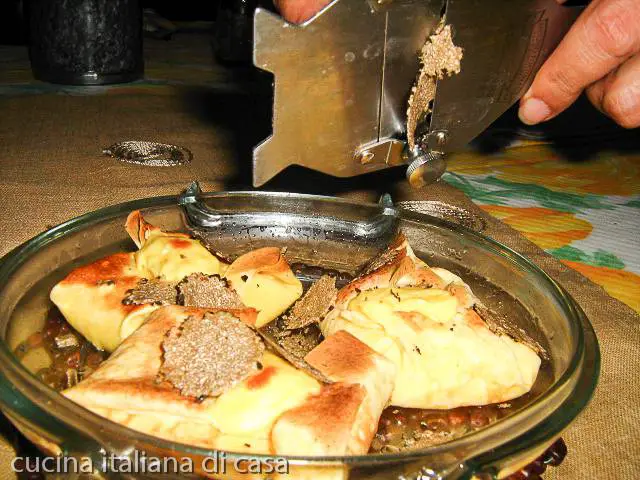 grattare tartufo su crespelle (crepes) con attrezzo