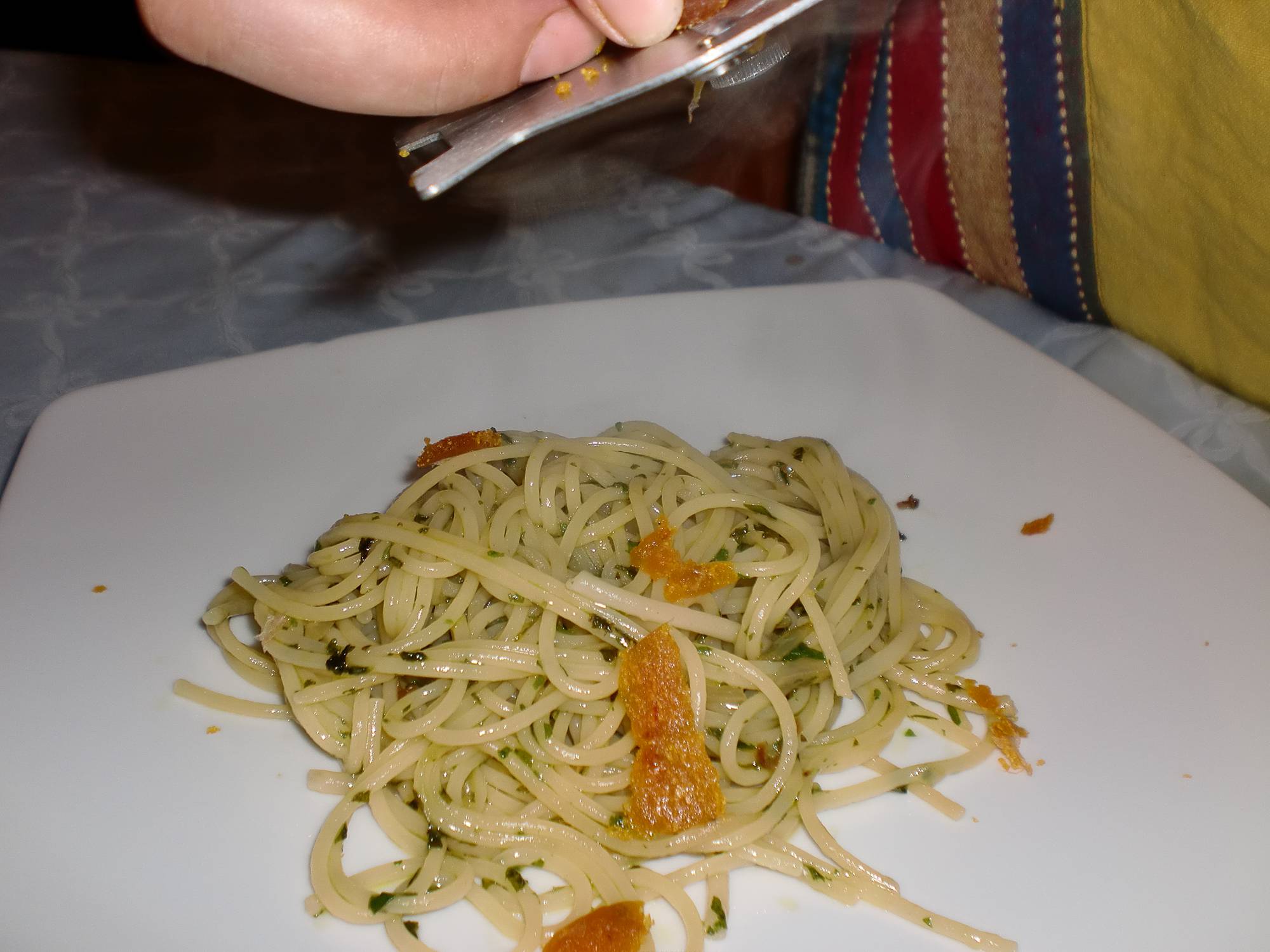 grattare bottarga su spaghetti