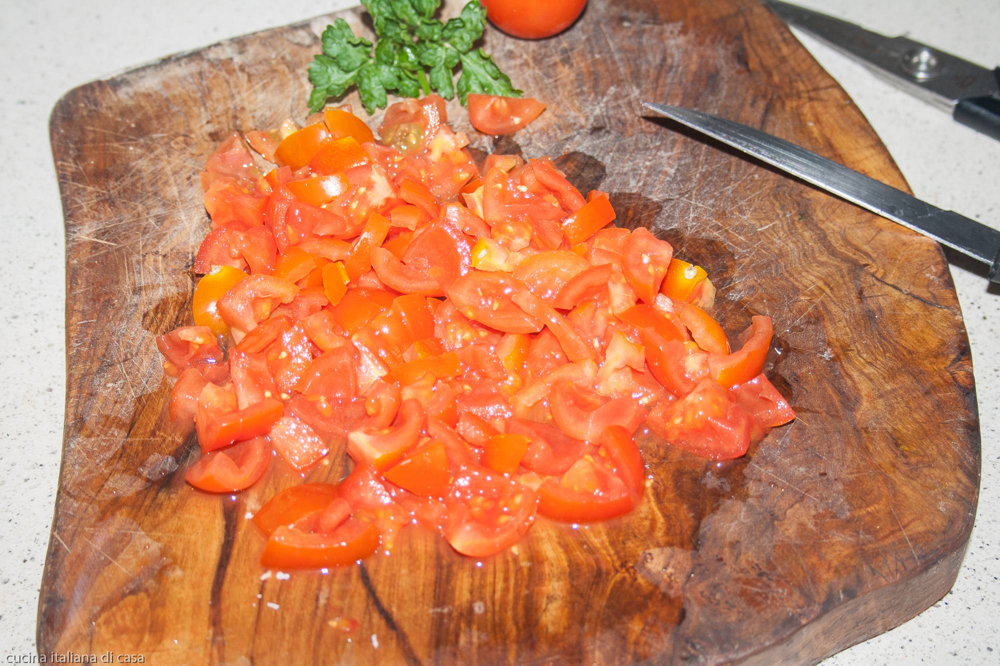 pomodori tagliati su tagliere legno