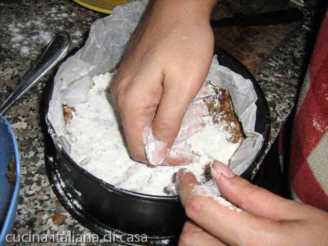 livellare impasto per il panforte Margherita di Siena