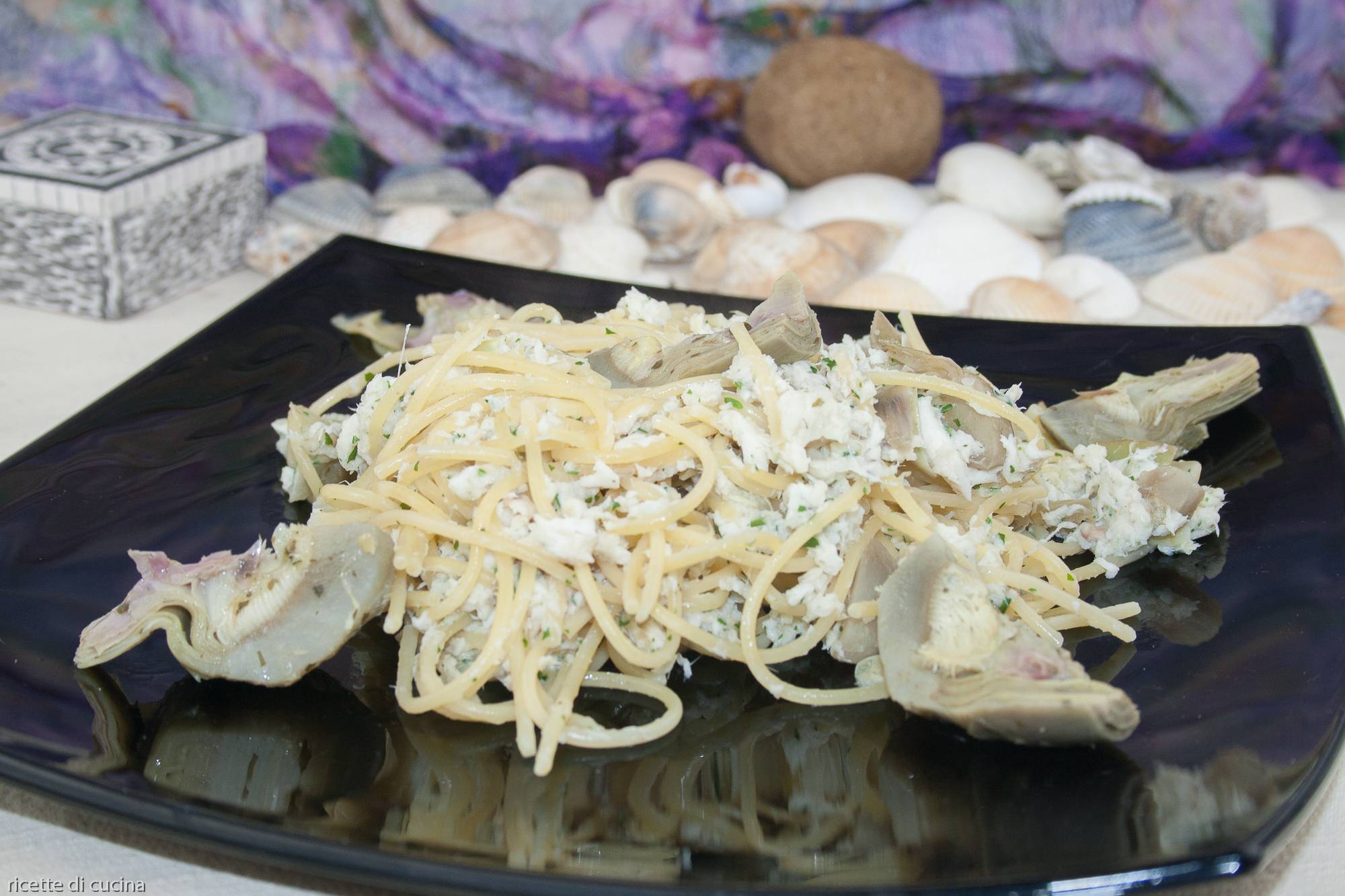 spaghetti con gallinella di mare e carciofi, ricetta raffinata con un sugo bianco fatto senza pomodori, con foto