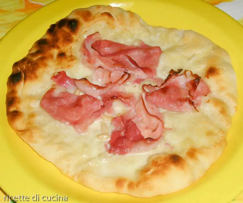 ricetta pizza taleggio prosciutto cotto pinoli