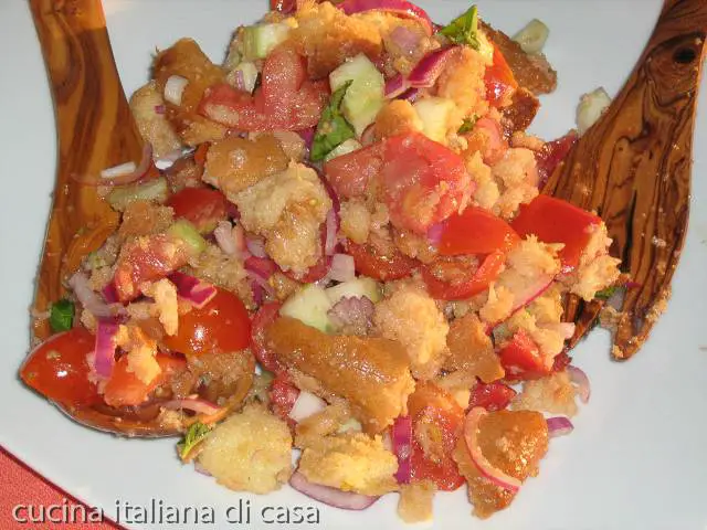 Panzanella pugliese, insalata estiva di pane e verdure, ricetta facile e veloce da cucinare senza utilizzare il fuoco dei fornelli