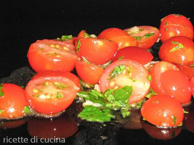 ricetta insalata pomodori ciilegini