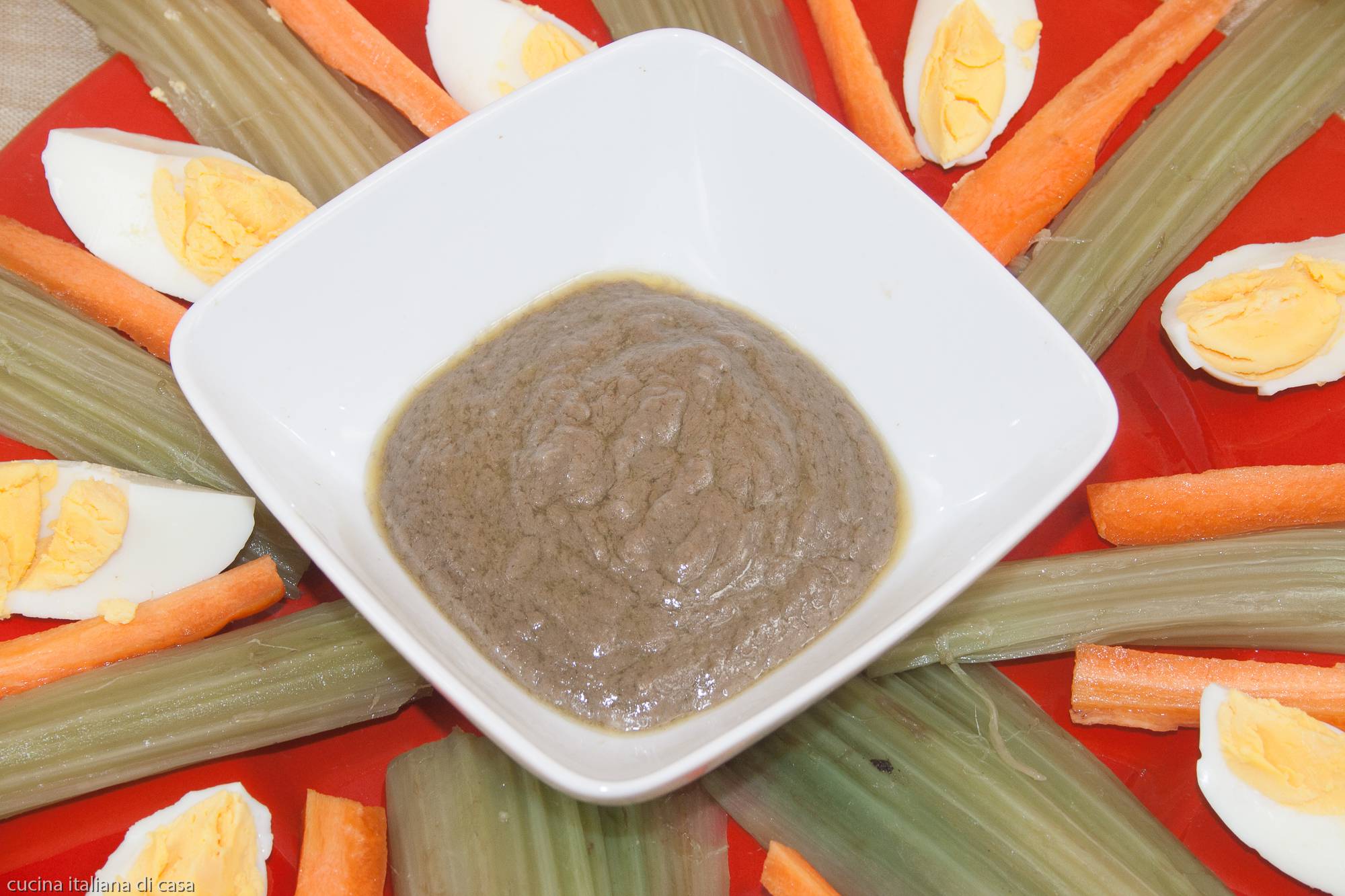 ricetta della bagna cauda o caoda, salsa tradizionale piemontese per le verdure fresche