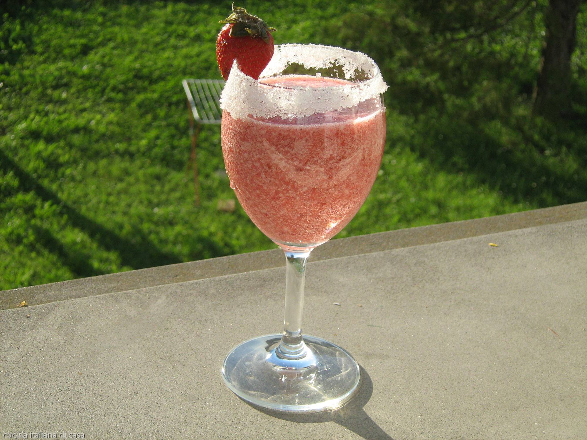 Come fare il sorbetto di fragole, ricetta tradizionale con foto della preparazione come dessert