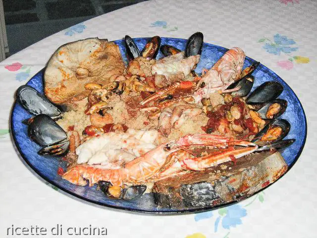 come cucinare in casa la zuppa di pesce tradizionale di pesce del cuscus alla trapanese, un abbinamento eccezionale del cuscus con il pesce di varie pezzature per un piatto decisamente unico nel suo genere