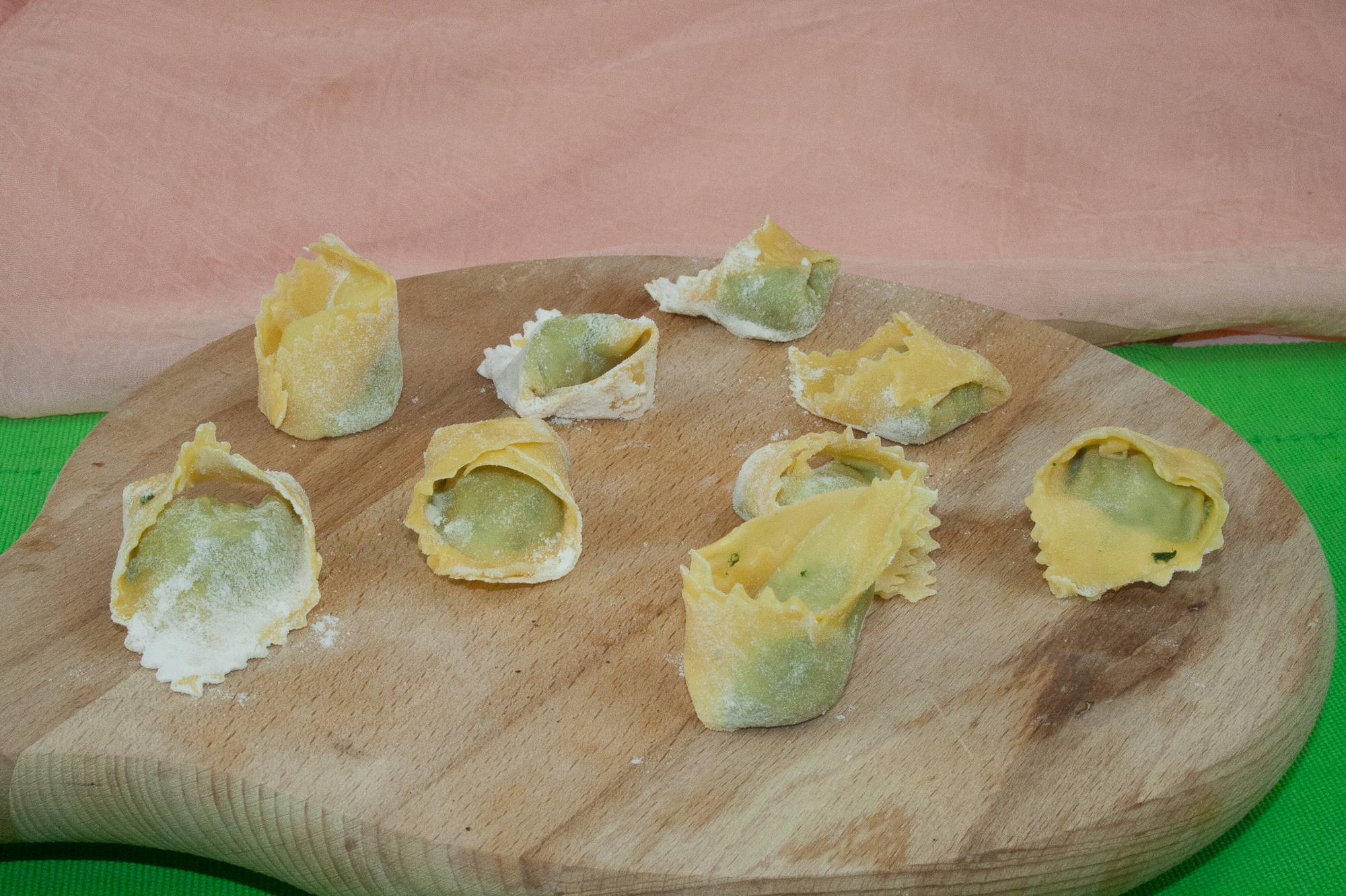 cappelletti con ripieno di ricotta e spinaci fatti con la rotella, ricetta con video