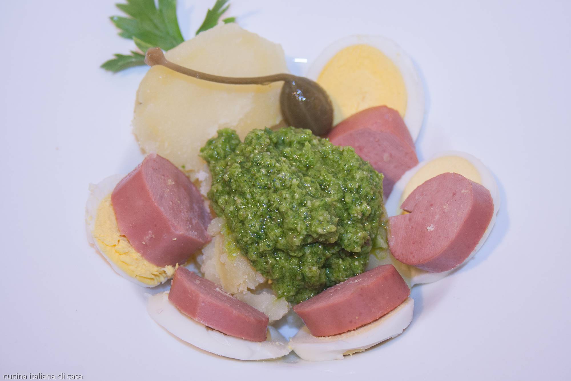 ricetta insalata patate, wurstel, uova e salsa verde
