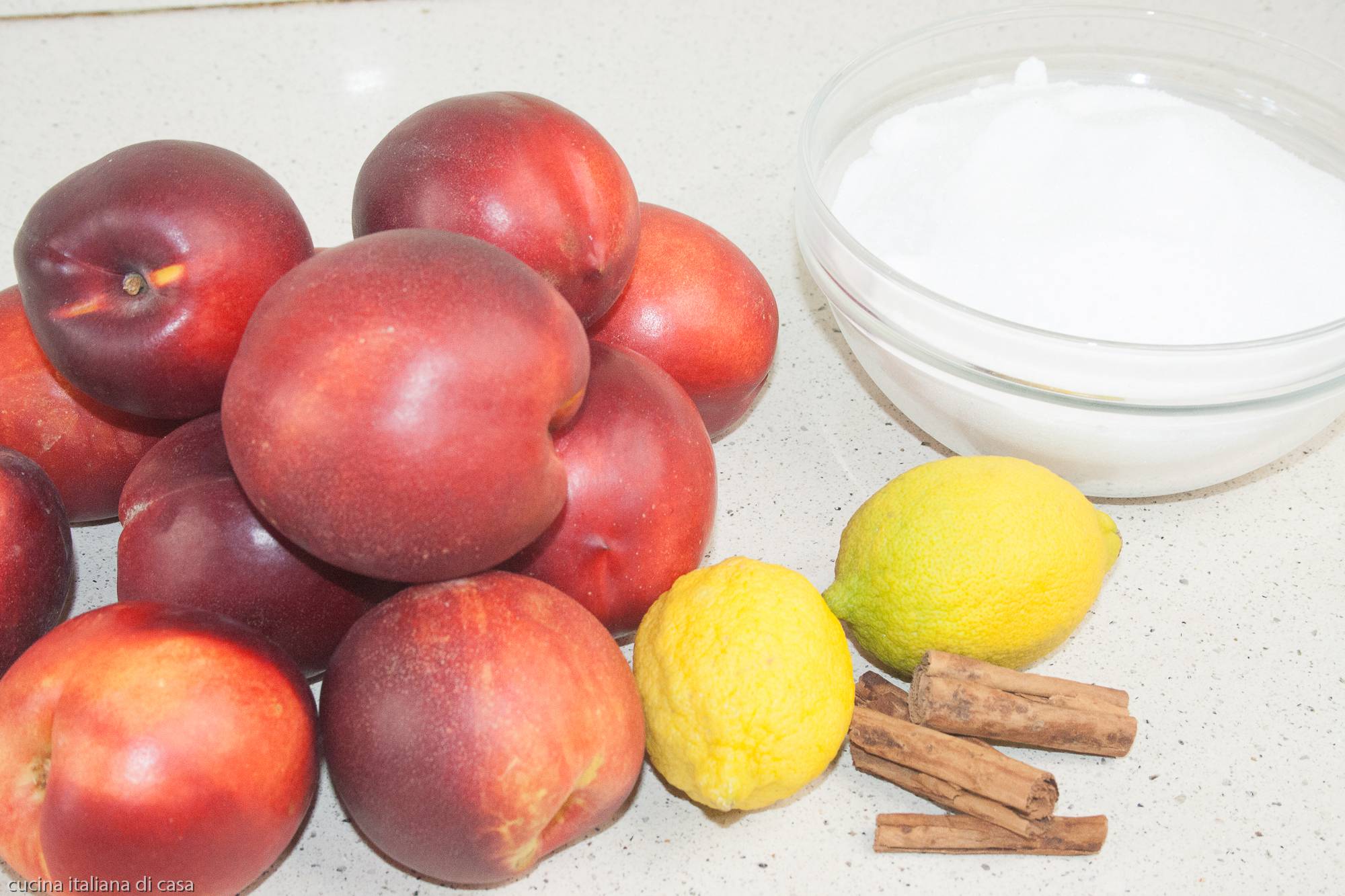 Marmellata con le pesche nettarine, una ricetta che esalta il sapore speziato delle pesche nettarine o pesche noci