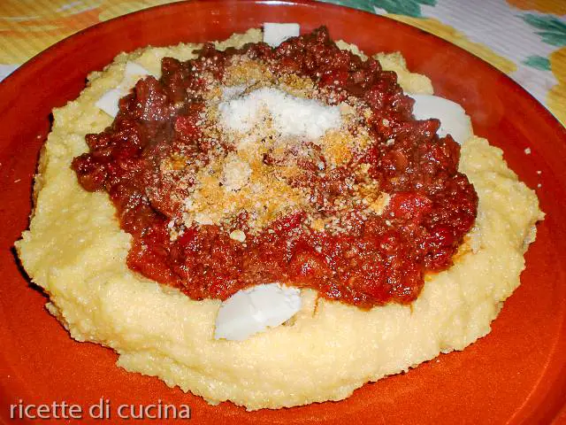 ricetta polenta ragu cinghiale formaggio