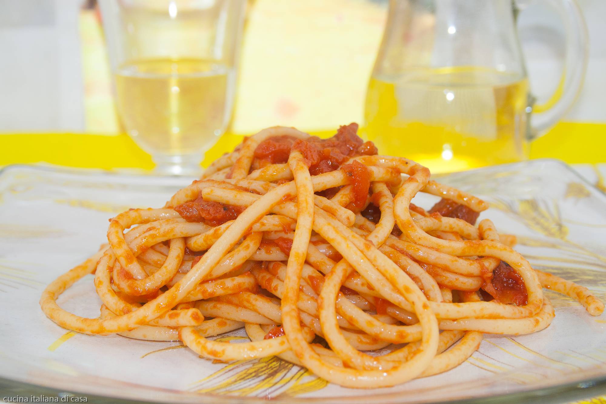 bucatini o spaghetti all'amatriciana, ricetta tradizionale