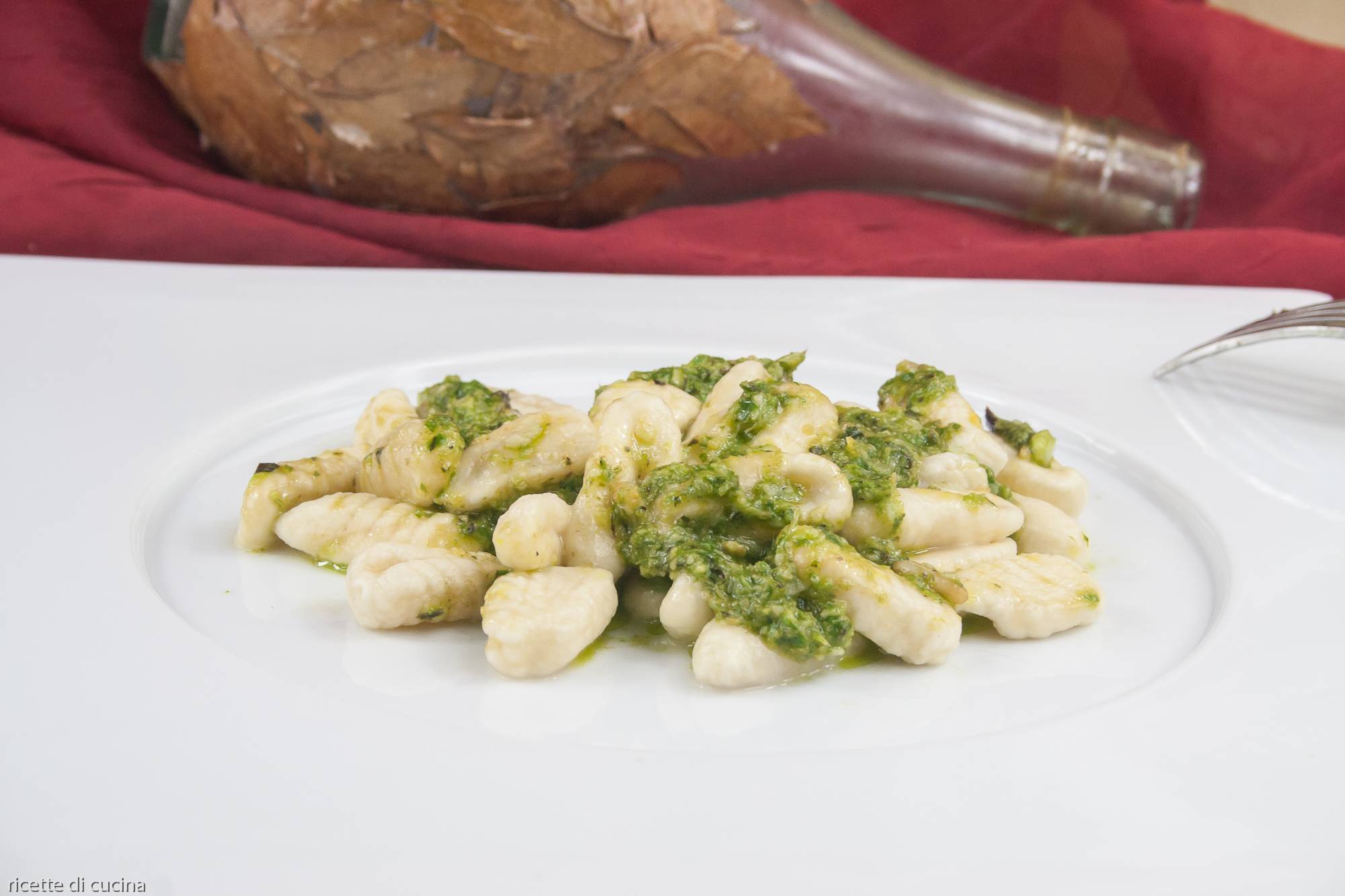 Gnocchi di patate al pesto genovese, ricetta con video