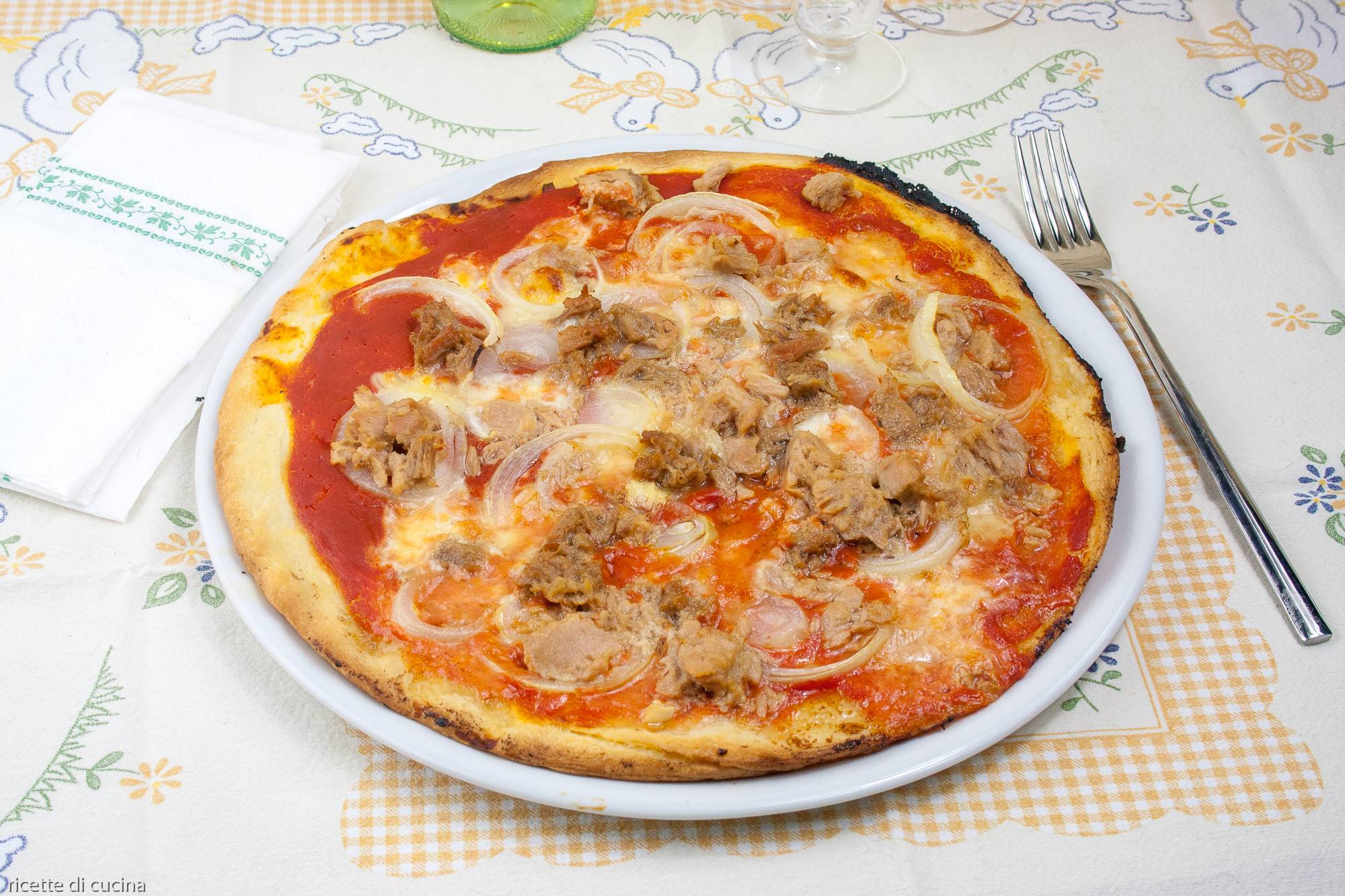 ricetta pizza tonno cipolle