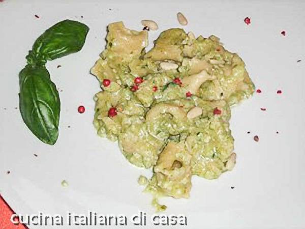 ricetta stricchetti pesto zucchine