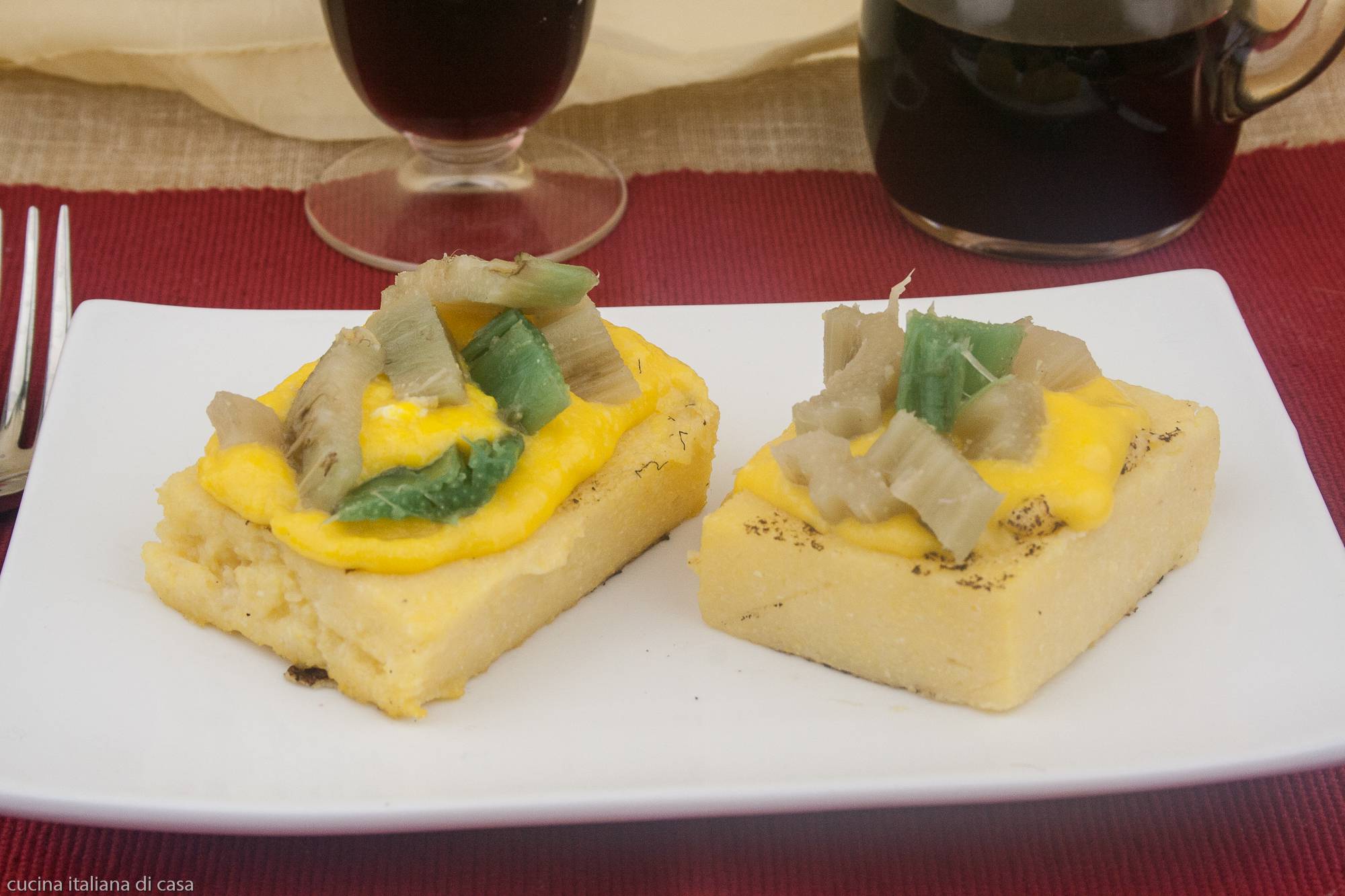 polenta con la fonduta di formaggio e i cardi, ricetta tradizionale con foto