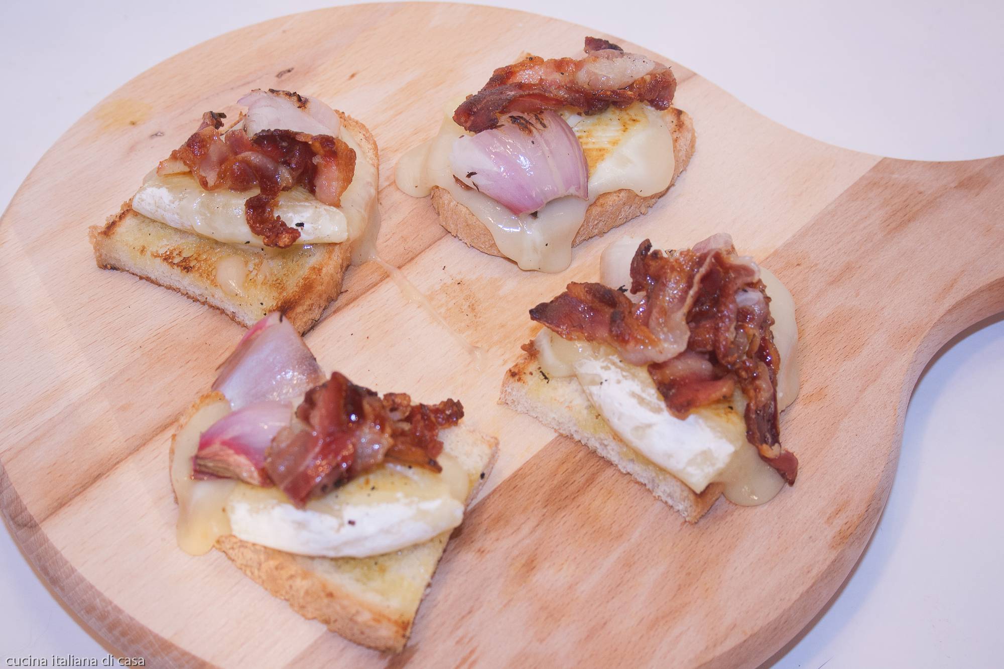 crostini rustici con pancetta affumicata e formaggio, ricetta facile