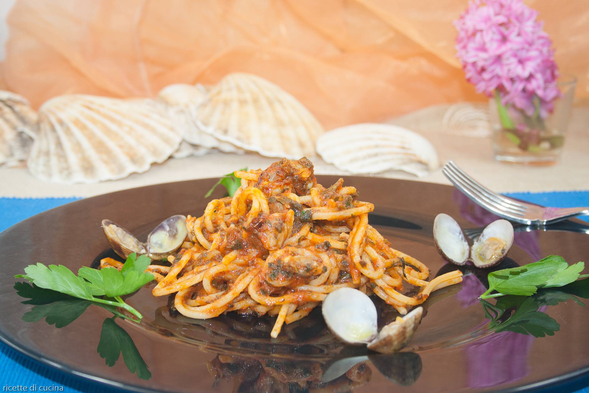 ricetta spaghetti vongole pomodoro