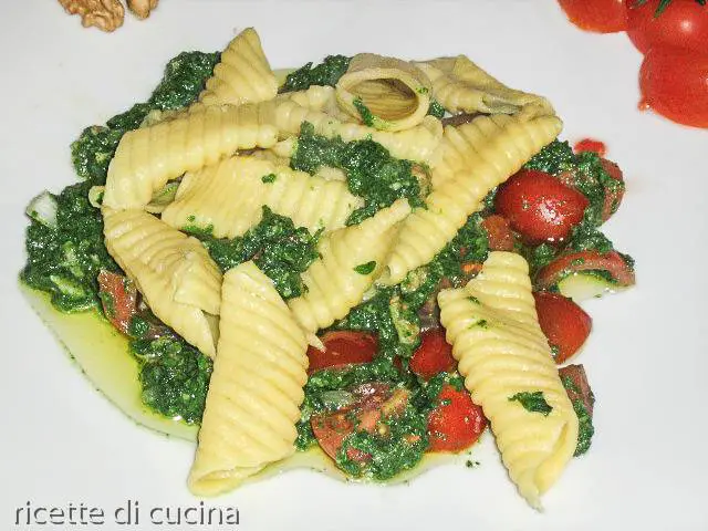 Garganelli con sugo di ortiche e noci, ricetta di primavera