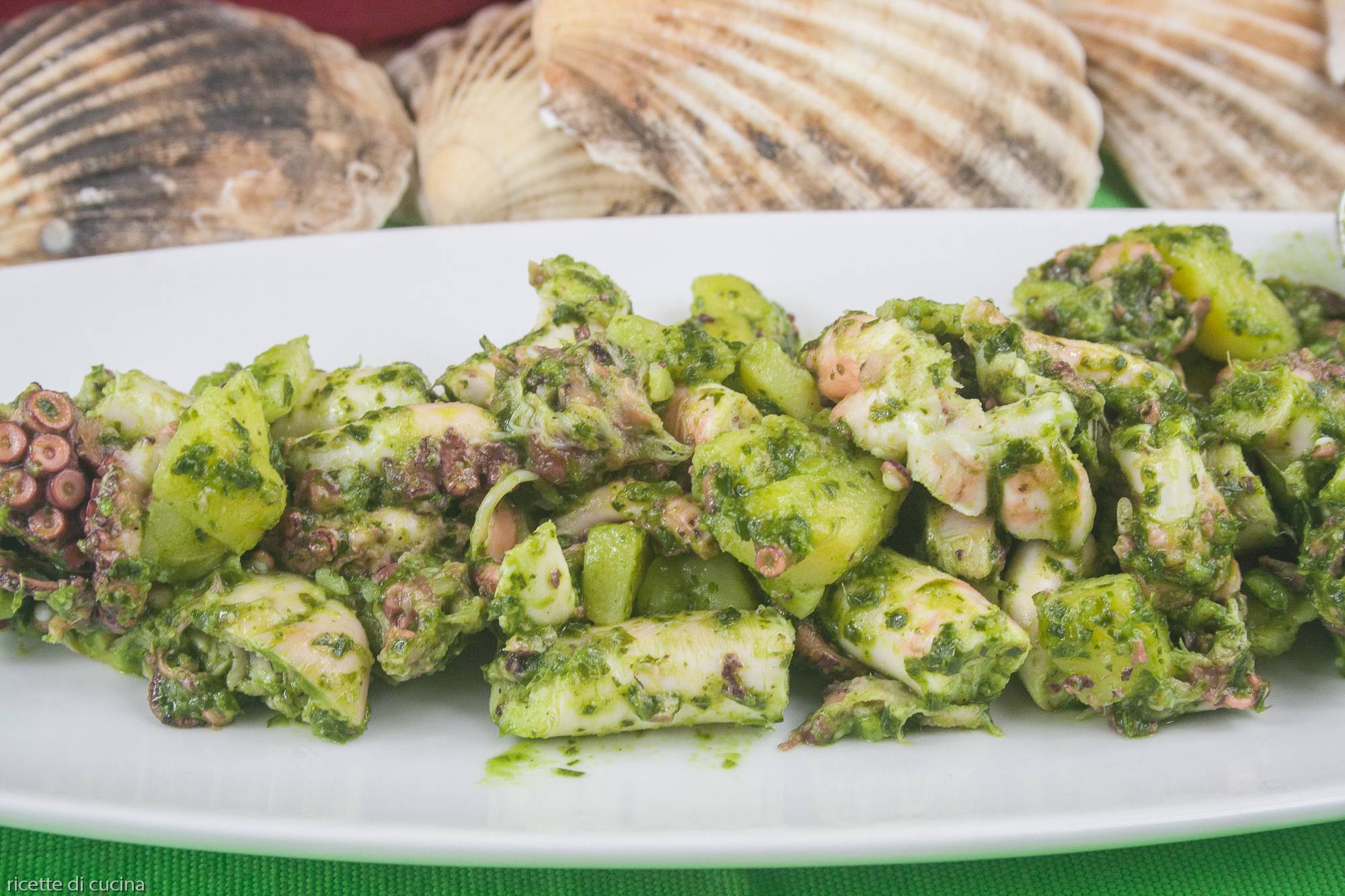 una ricetta facile ideale per cucinare con il polpo un piatto freddo per l'estate o per un pranzo a buffet, che si sposa magnificamente con la salsa verde, da cucinare anche con il polpo surgelato