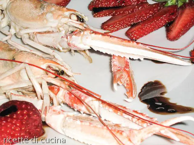 ricetta antipasto scampi fragole balsamico