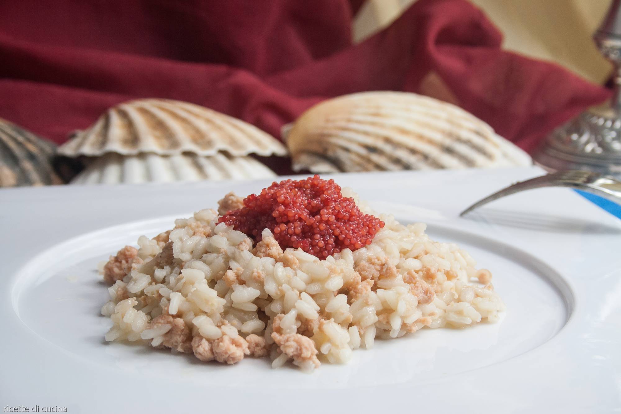 Risotto alla zarina, con salmone affumicato e caviale, ricetta elegante e raffinata per occasioni speciali, feste e ricorrenze