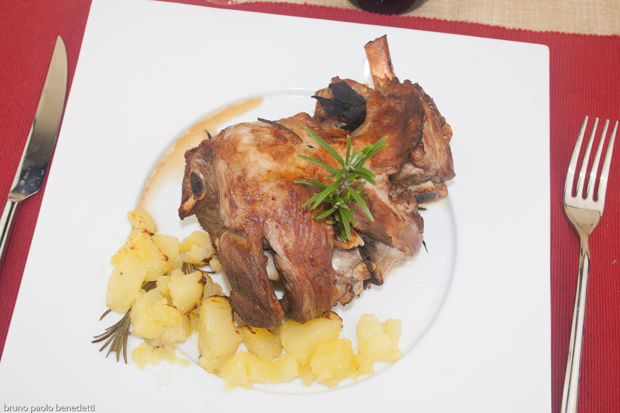 cosciotto di agnello al forno arrosto, ricetta con foto