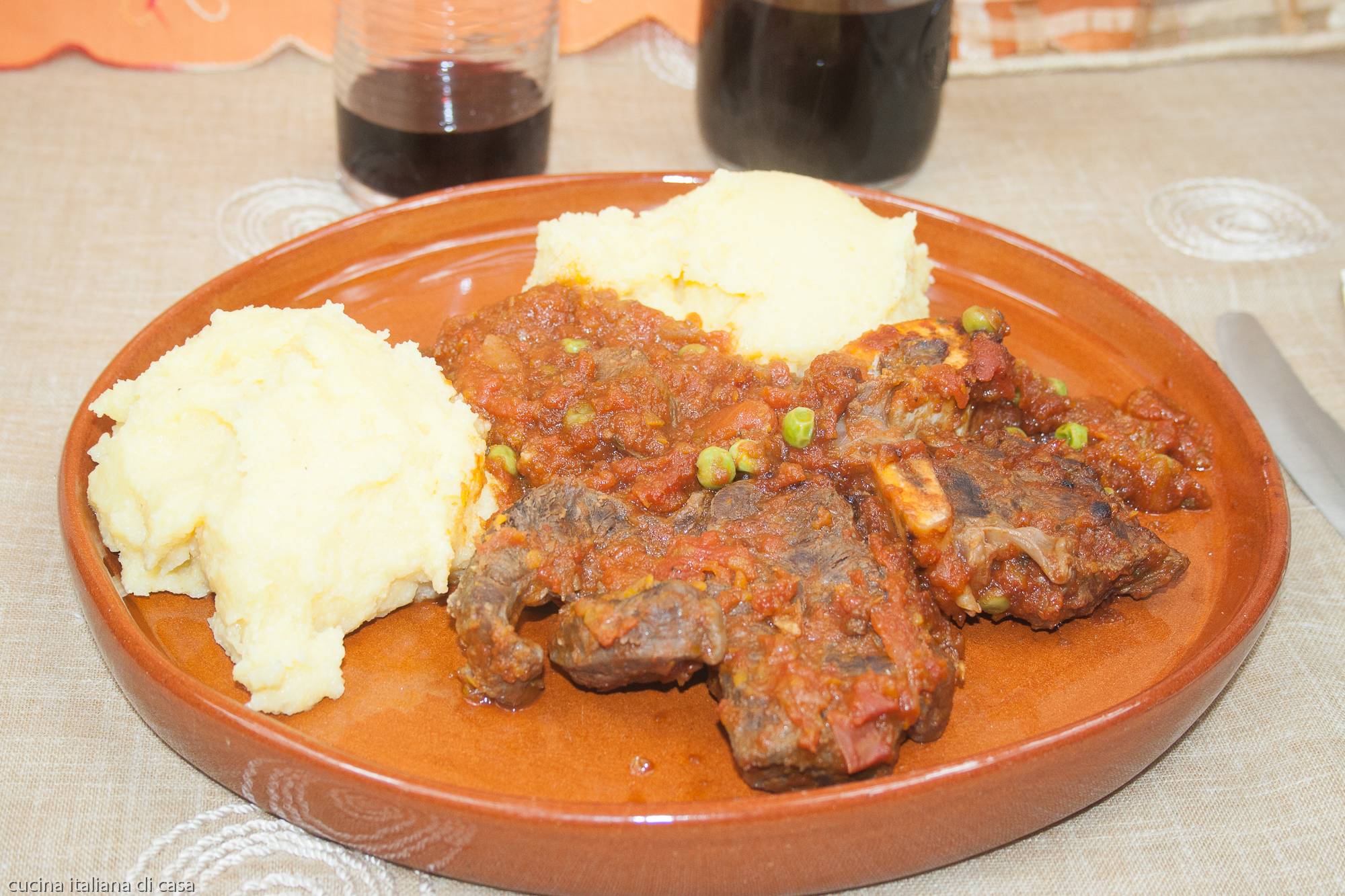 Ossibuchi con i piselli, ricetta di cucina tradizionale milanese