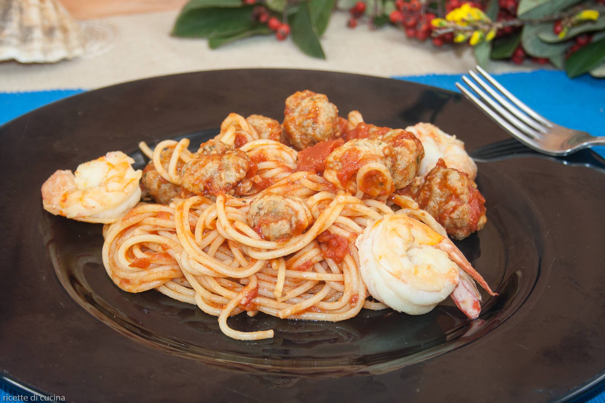 spaghetti con polpettine di seppia e i gamberi, ricetta di piatto unico di pesce